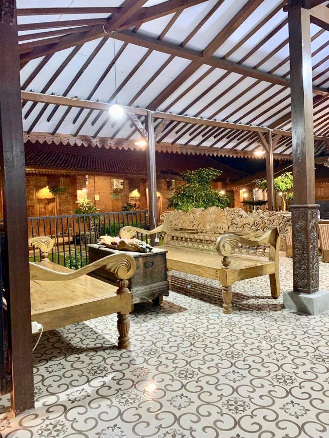 Djoglo Djatimalang Guesthouse Blitar Ngoại thất bức ảnh